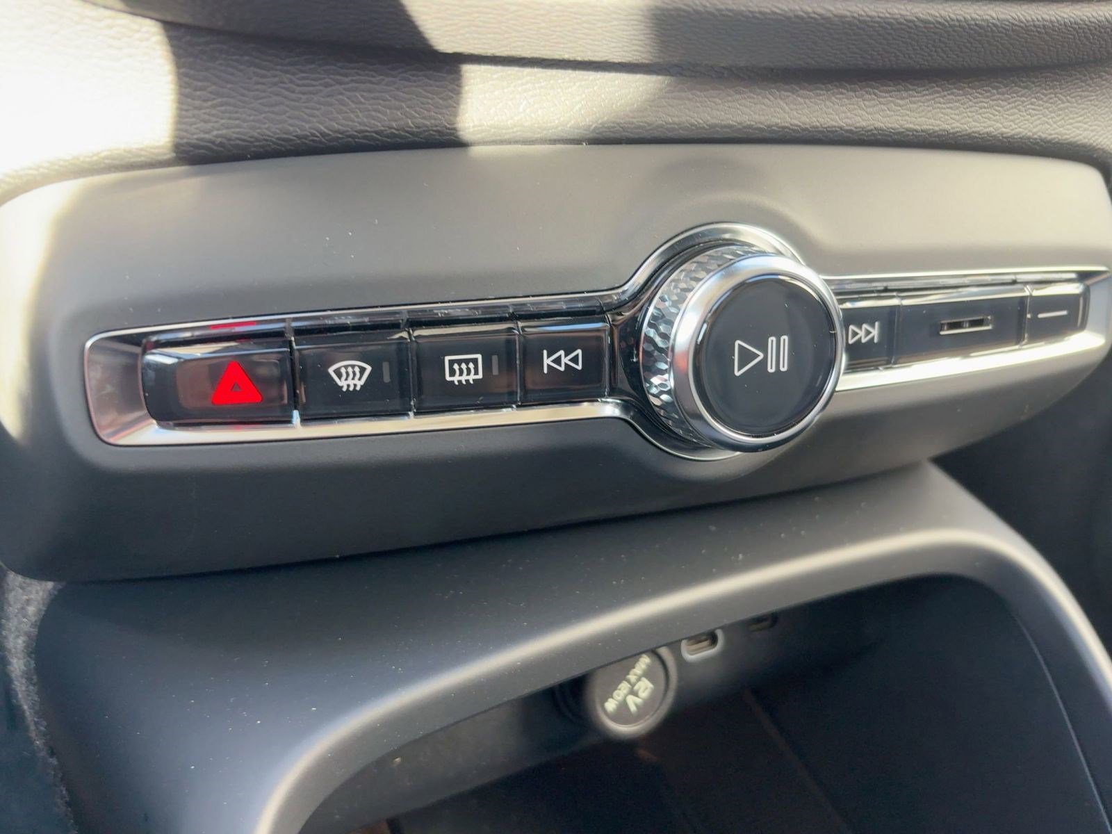 New 2026 Volvo XC40 B5 Core w/ Climate Package image 18