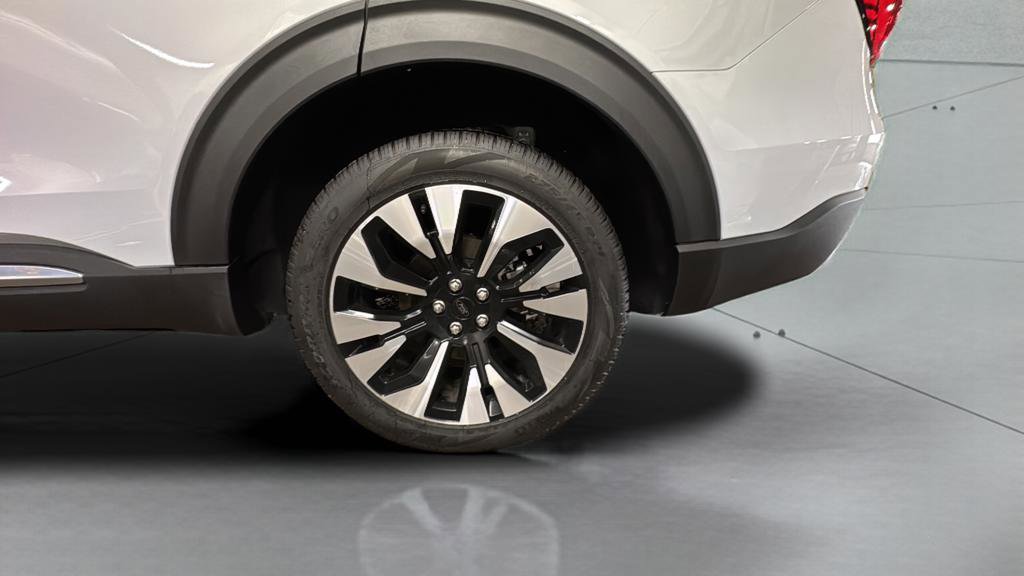 Used 2025 Ford Explorer Platinum w/ LUX Leather Package image 17