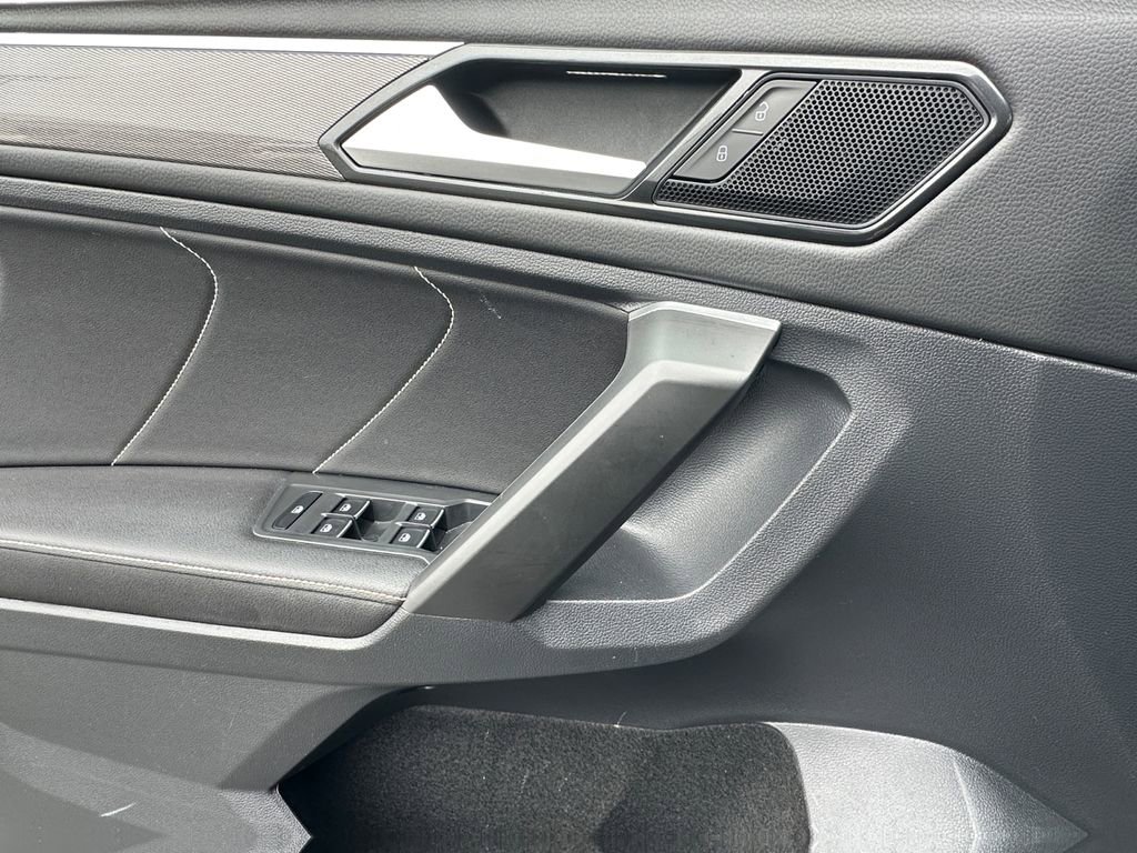 Used 2023 Volkswagen Tiguan SE R-Line image 11