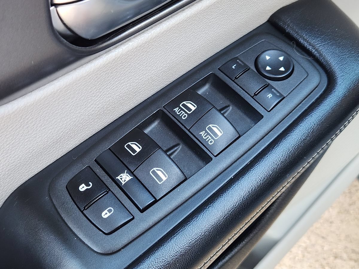Used 2022 Chrysler Pacifica Touring-L FWD image 44
