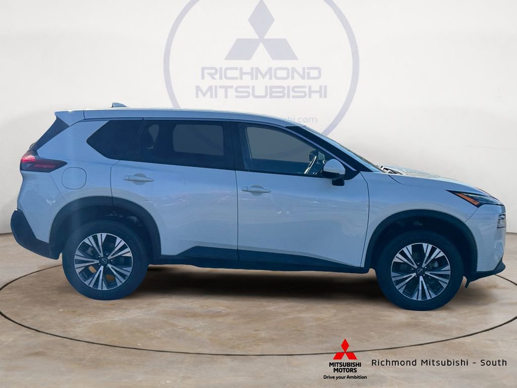 Used 2023 Nissan Rogue SV image 2