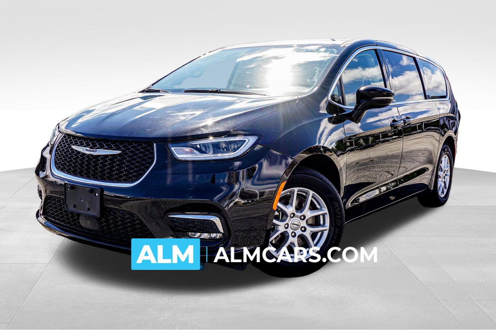 Used 2024 Chrysler Pacifica Touring-L image 1