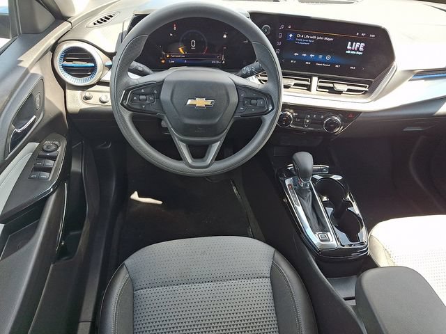 Used 2025 Chevrolet Trax LT FWD image 11