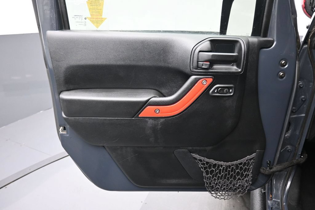 Used 2016 Jeep Wrangler Unlimited Rubicon w/ Connectivity Group AWD/4WD image 9