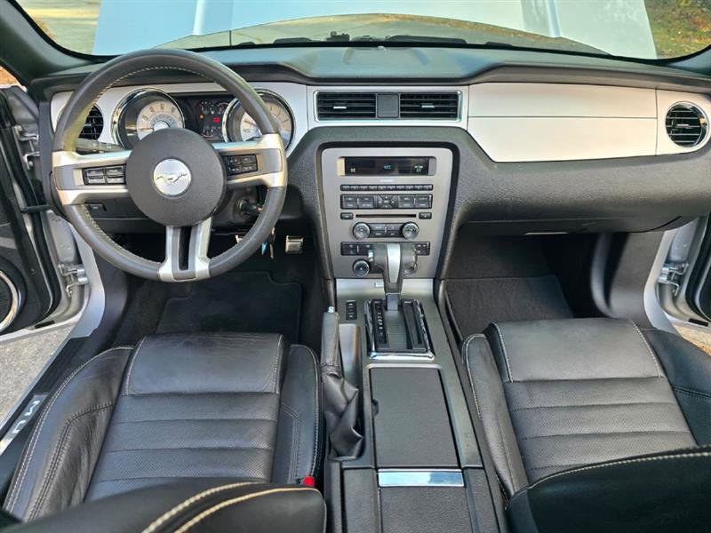 Used 2010 Ford Mustang Convertible image 8