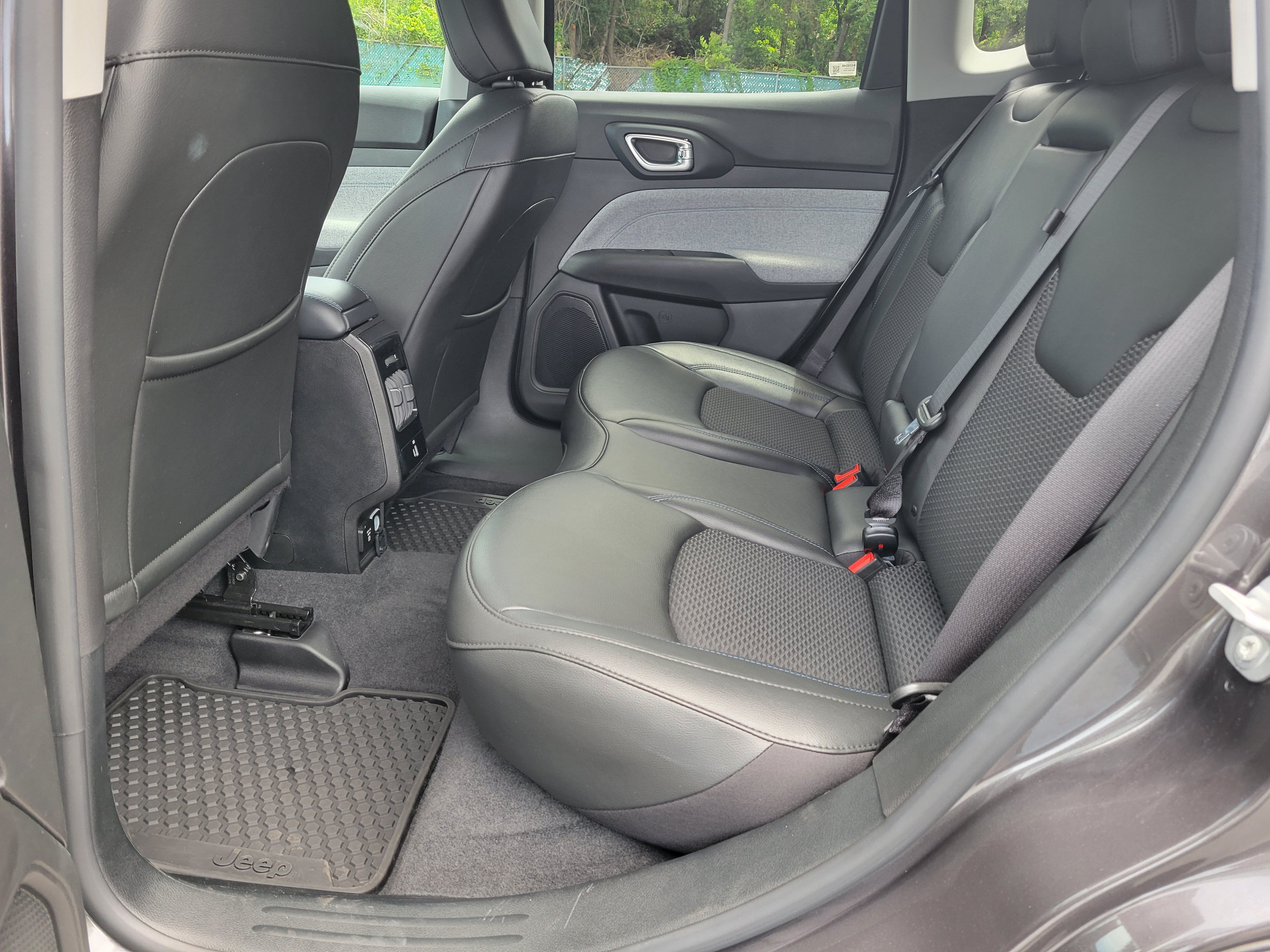 Used 2022 Jeep Compass Latitude w/ Convenience Group AWD/4WD image 31