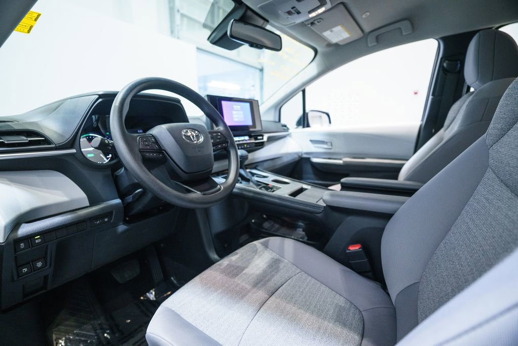 Certified 2026 Toyota Sienna LE FWD image 4