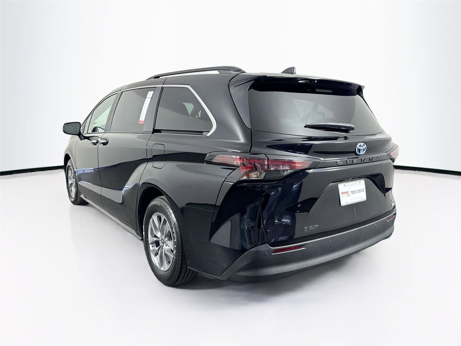 Certified 2023 Toyota Sienna XLE image 8