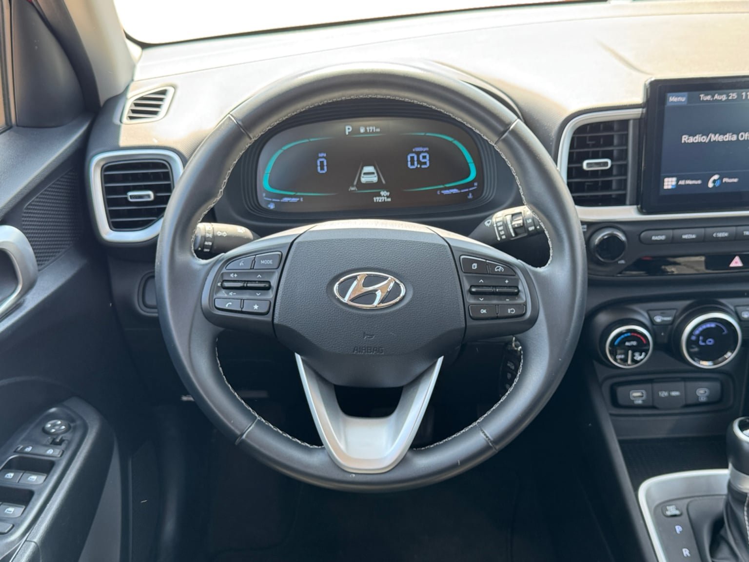 Used 2023 Hyundai Venue SEL FWD image 13