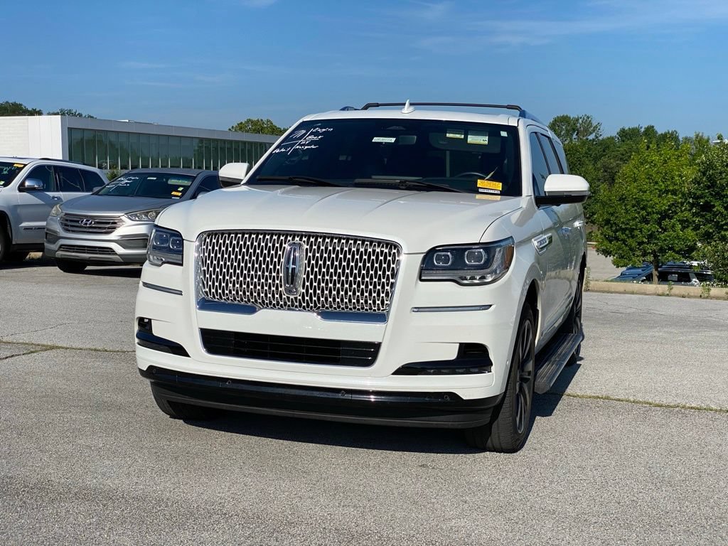 Used 2024 Lincoln Navigator Reserve AWD/4WD image 3