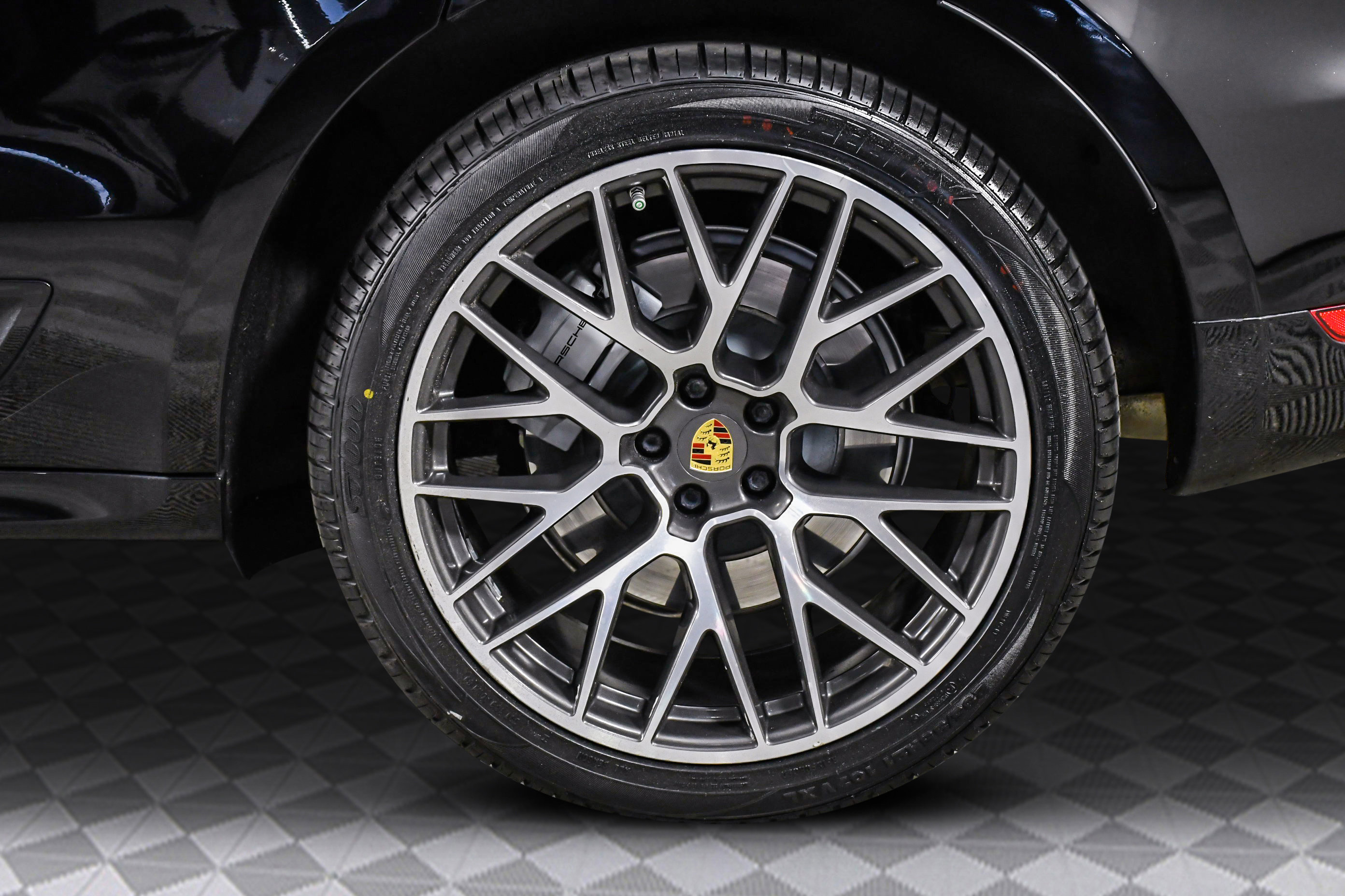 Used 2020 Porsche Macan Turbo image 34