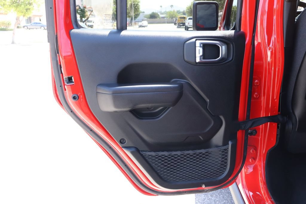 Used 2025 Jeep Wrangler Unlimited Rubicon w/ Convenience Group AWD/4WD image 36