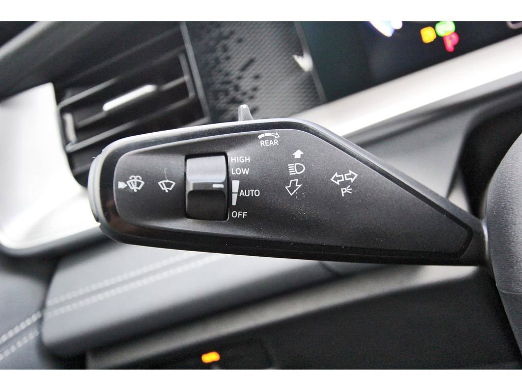 Used 2025 Volkswagen Tiguan SE R-Line image 10