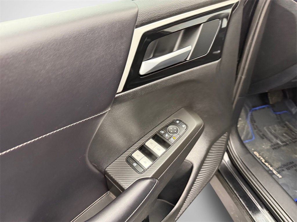 Used 2025 Mitsubishi Outlander SE image 14