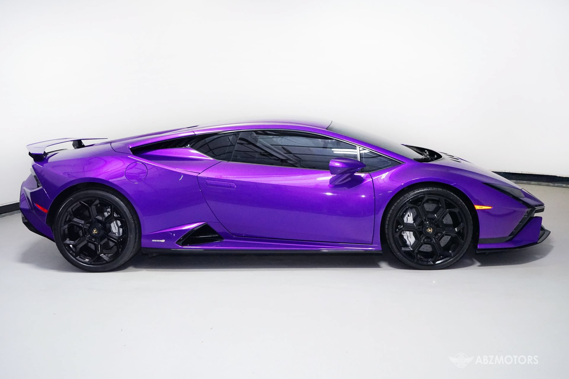 Used 2023 Lamborghini Huracan Tecnica RWD image 3