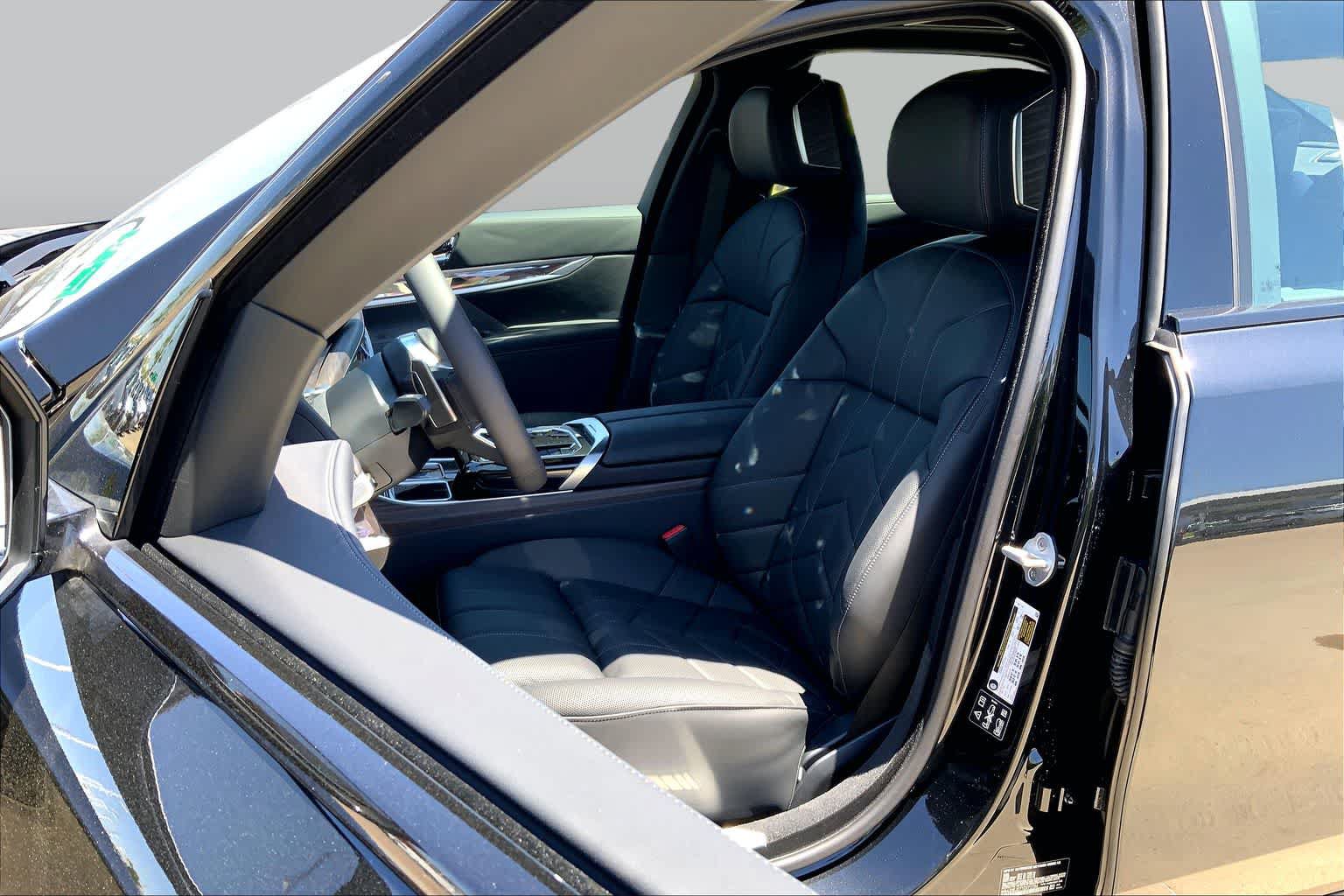 New 2026 BMW 760i xDrive w/ Luxury Rear Seating Package AWD/4WD image 9