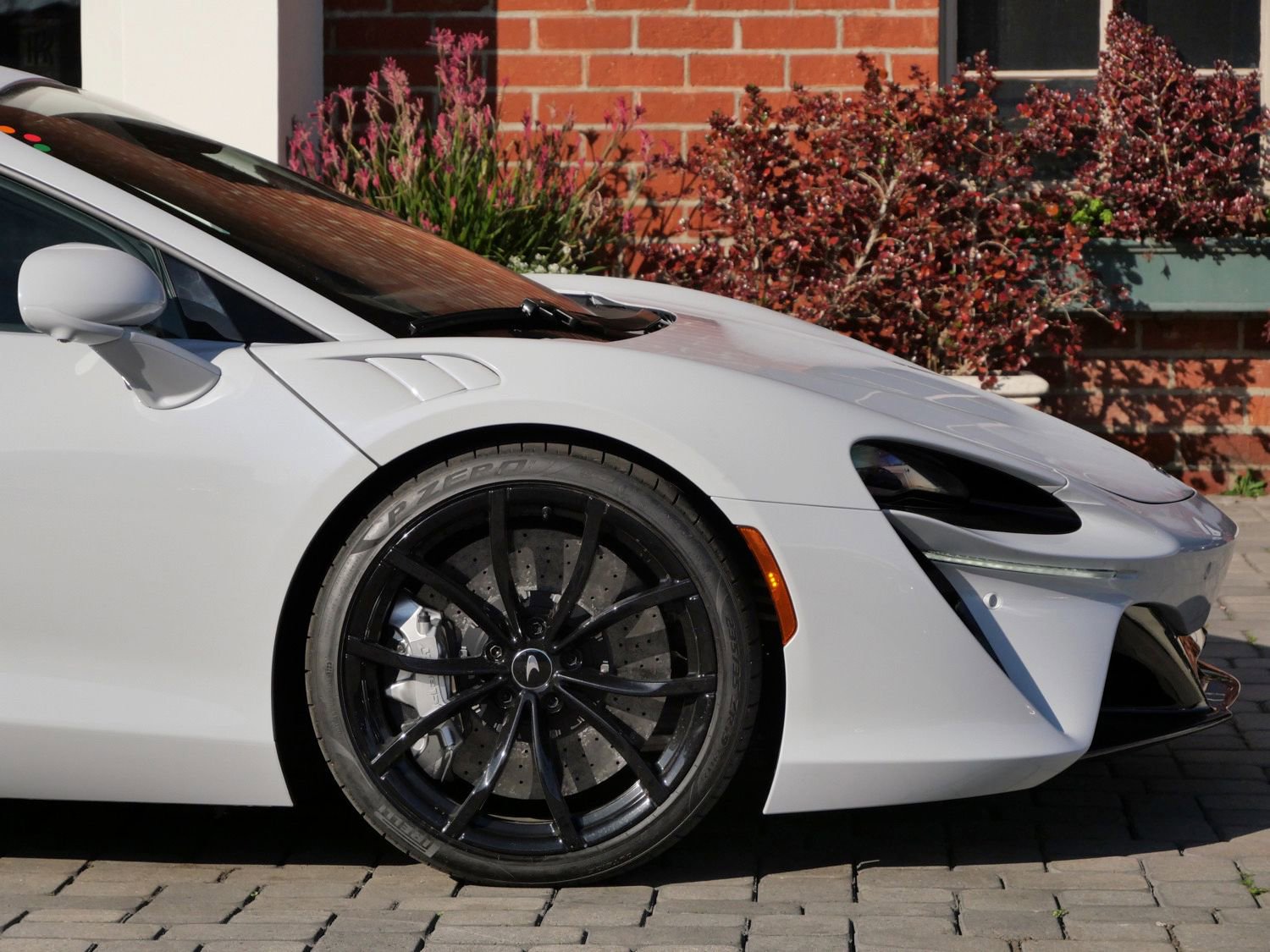 Used 2024 McLaren Artura RWD image 7