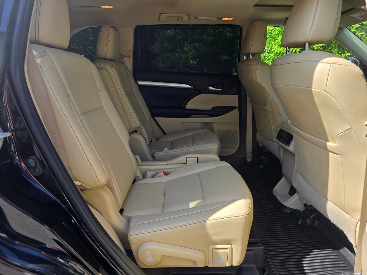 Used 2019 Toyota Highlander XLE AWD/4WD image 35