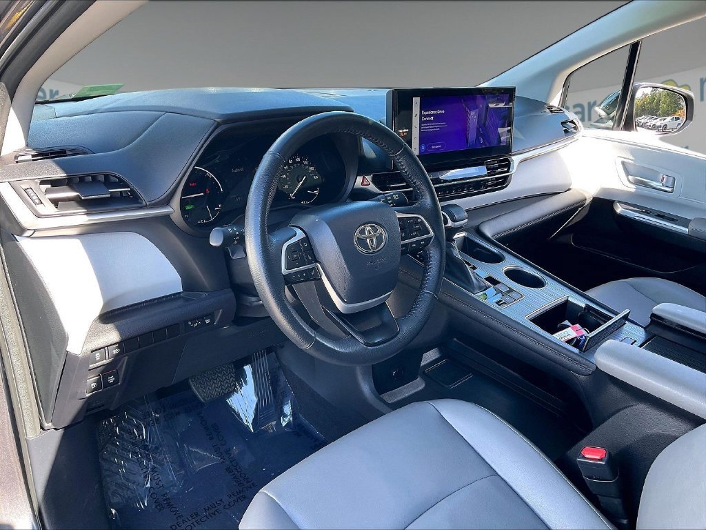 Used 2025 Toyota Sienna XLE FWD image 8