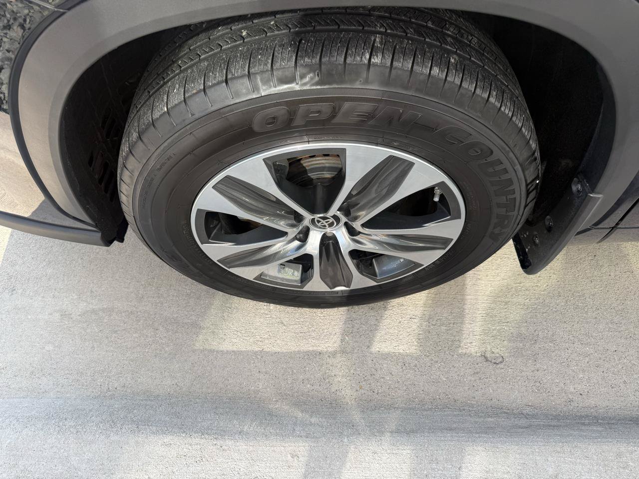 Used 2021 Toyota Highlander XLE AWD/4WD image 9