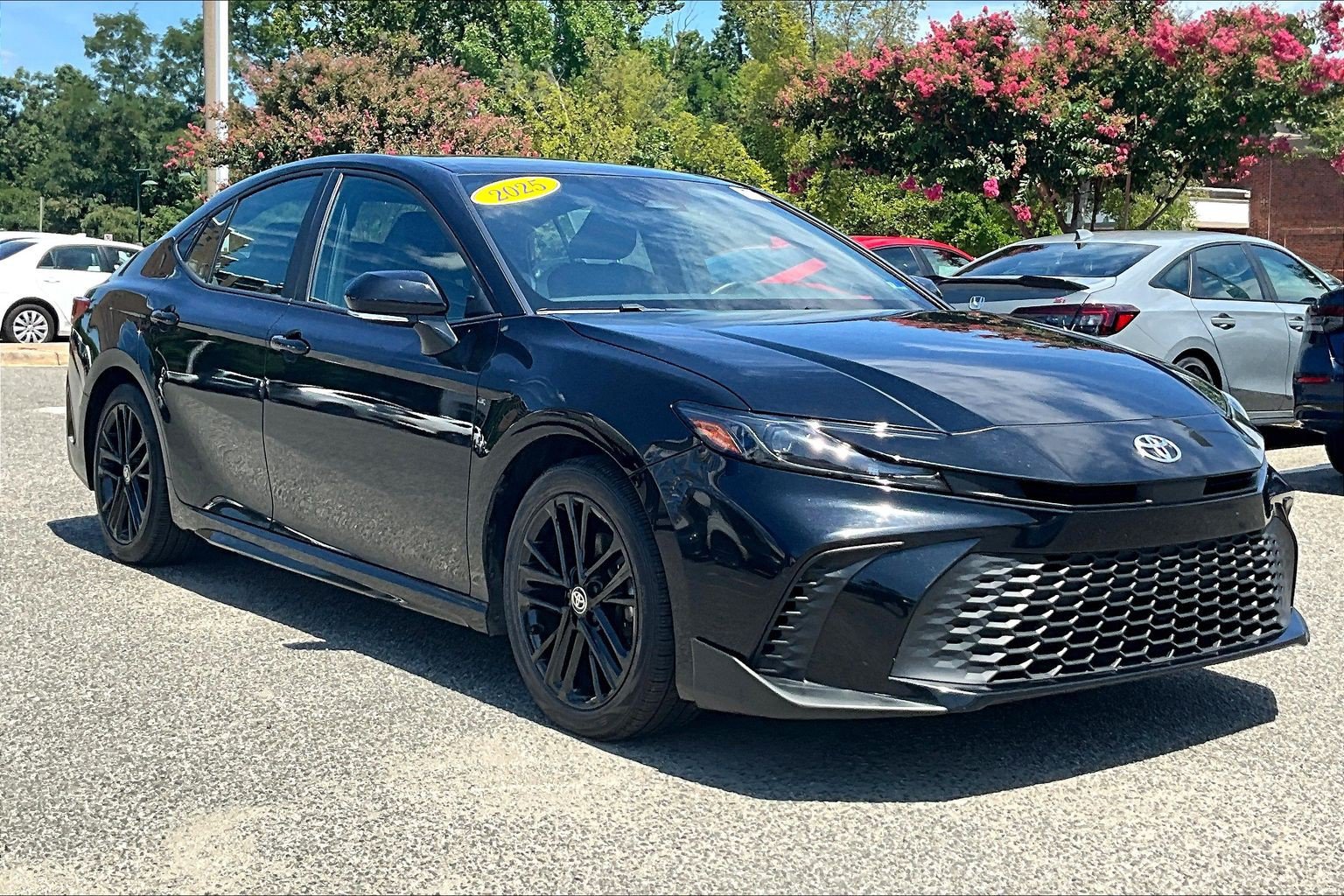 Used 2025 Toyota Camry SE FWD image 11