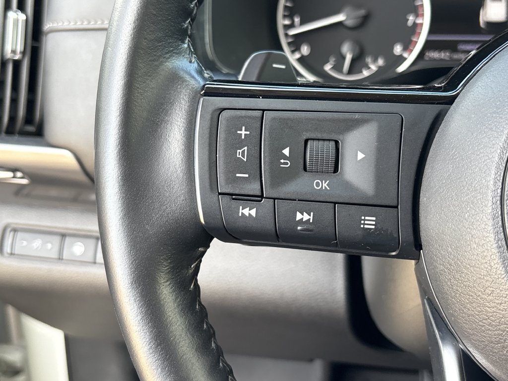 Used 2023 Nissan Pathfinder SL FWD image 16