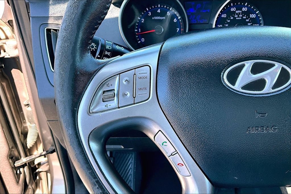 Used 2011 Hyundai Tucson GLS w/ Navigation Pkg 2 FWD image 17