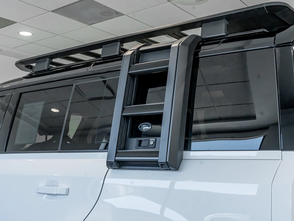 Used 2021 Land Rover Defender 110 SE AWD/4WD image 32