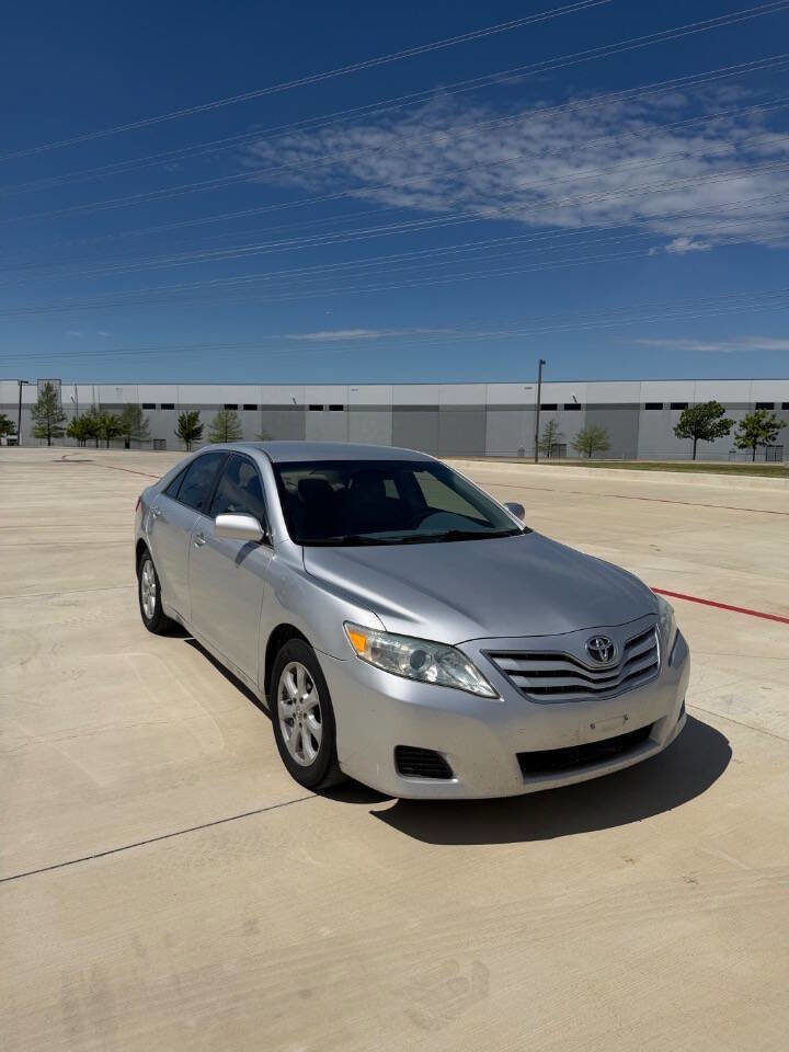 Used 2010 Toyota Camry LE image 1