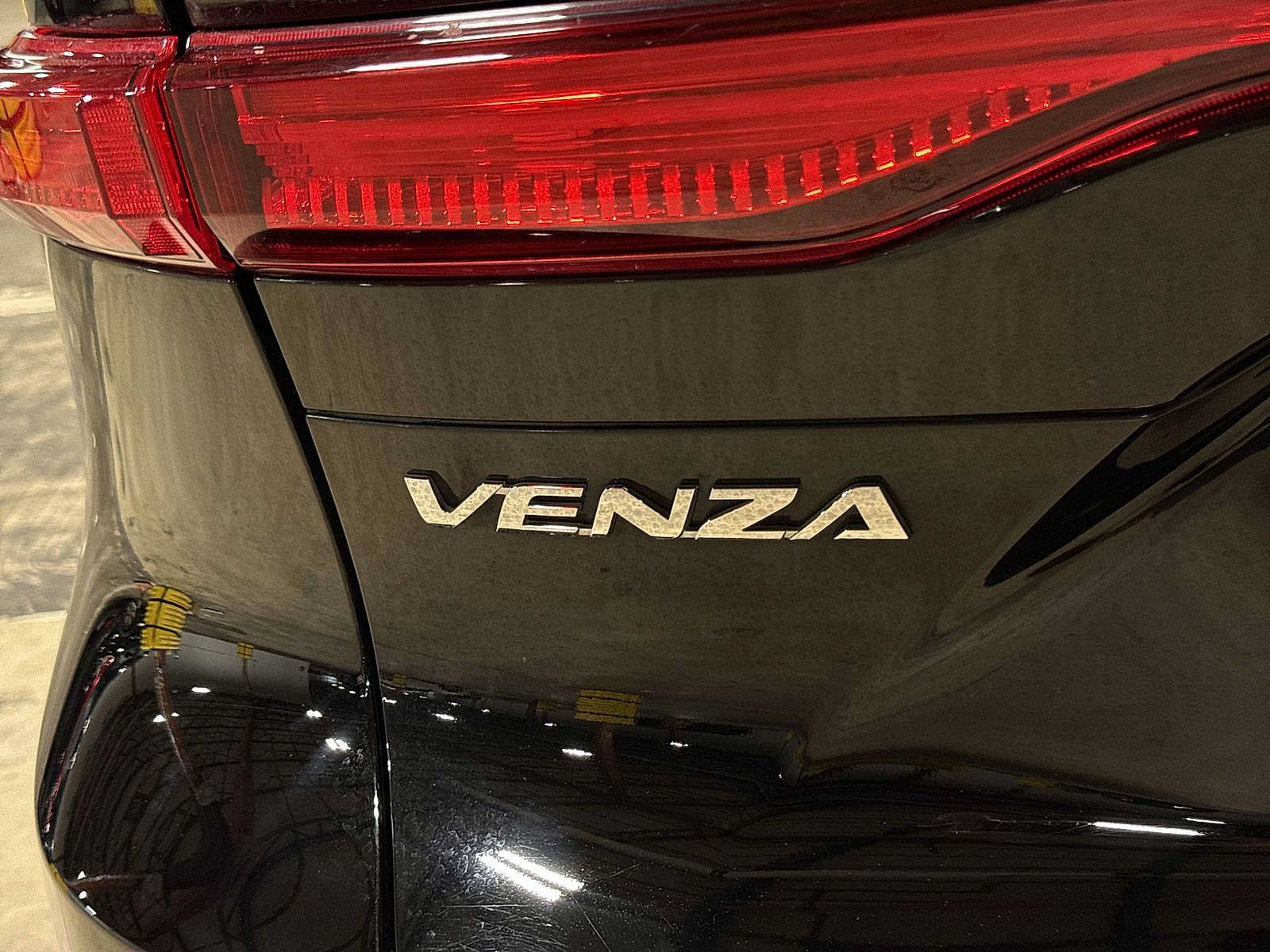 Used 2021 Toyota Venza LE AWD/4WD image 25