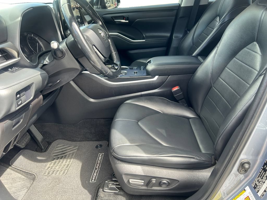 Used 2021 Toyota Highlander XLE FWD image 11