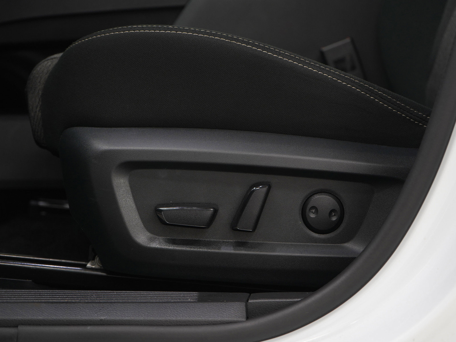 Used 2025 Nissan Rogue SV image 24