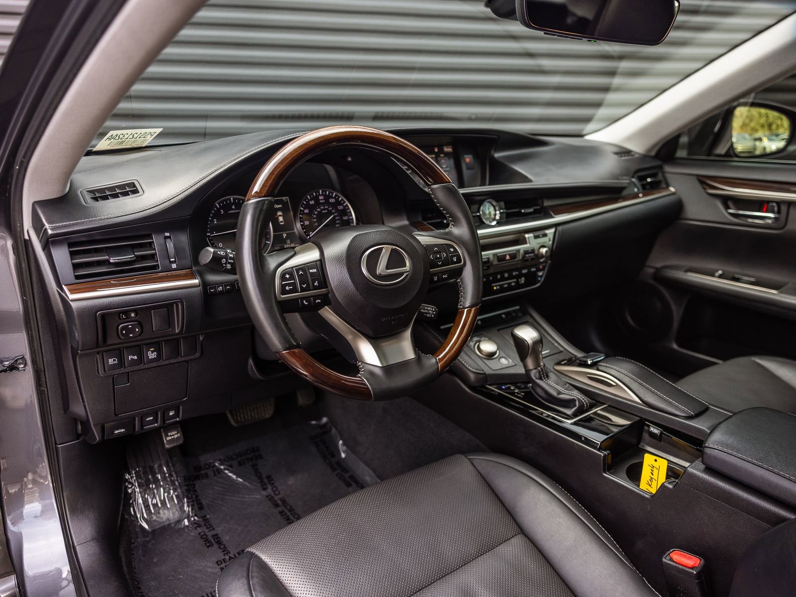 Used 2016 Lexus ES 350 w/ Navigation System Package image 4