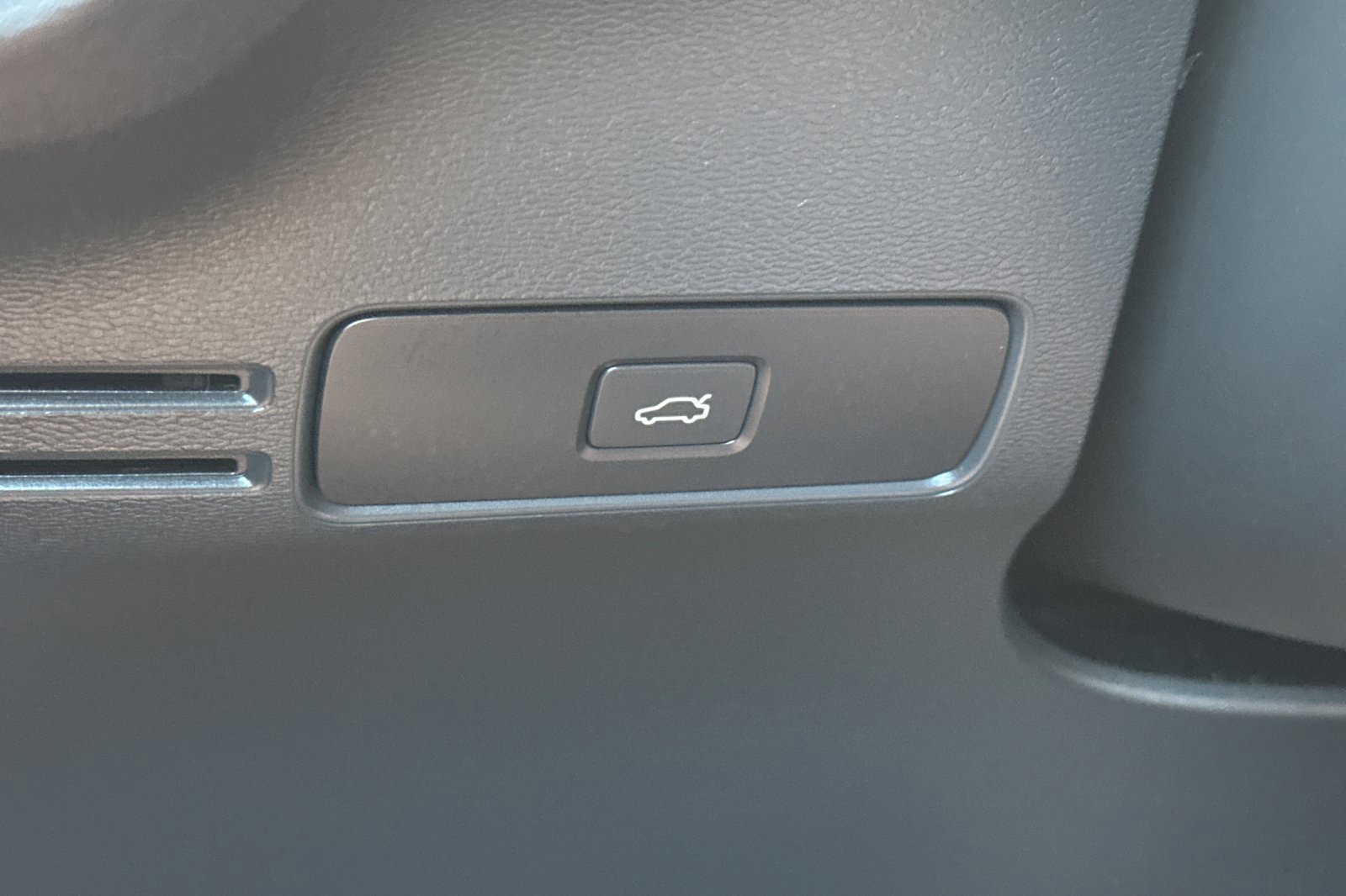 Certified 2023 Volvo C40 P8 Recharge Ultimate AWD/4WD image 32