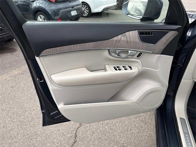 Used 2023 Volvo XC90 B6 Plus image 13