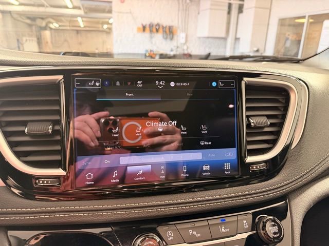 Used 2025 Chrysler Pacifica Limited image 26