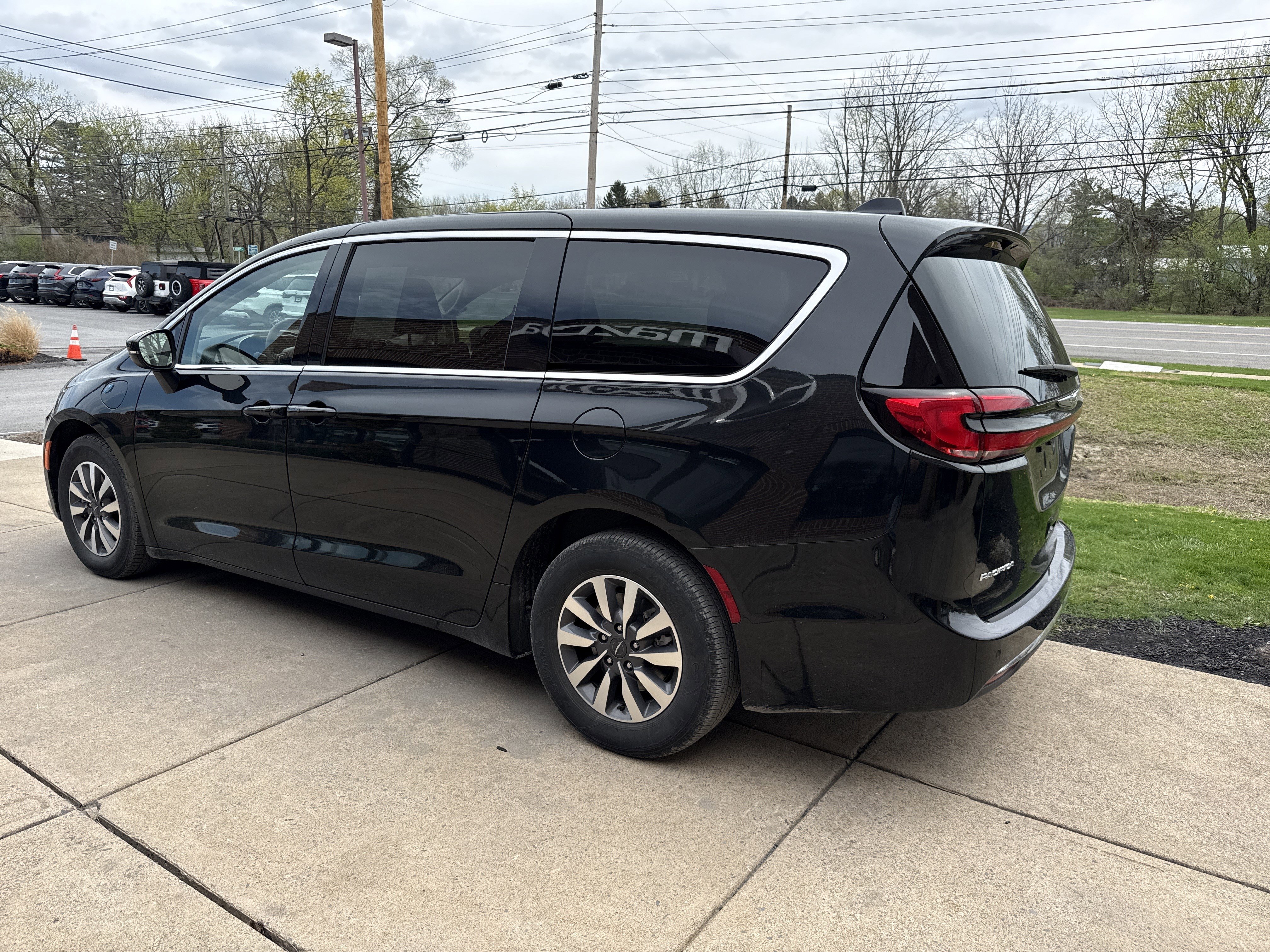 Used 2023 Chrysler Pacifica Touring-L image 5