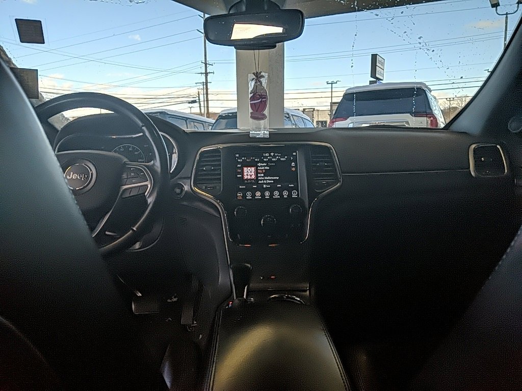 Used 2018 Jeep Grand Cherokee Laredo image 16