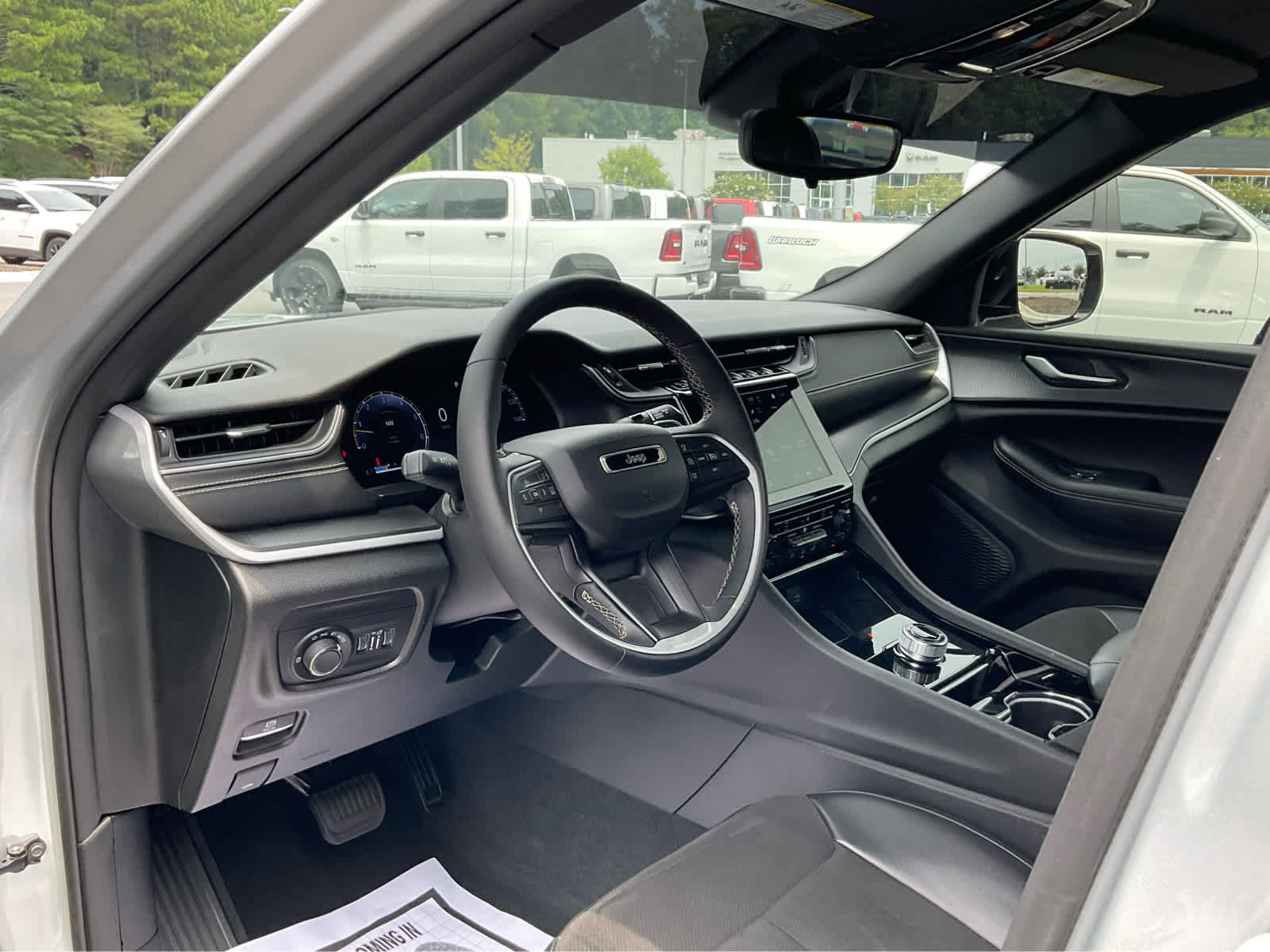 Used 2023 Jeep Grand Cherokee L Laredo RWD image 15