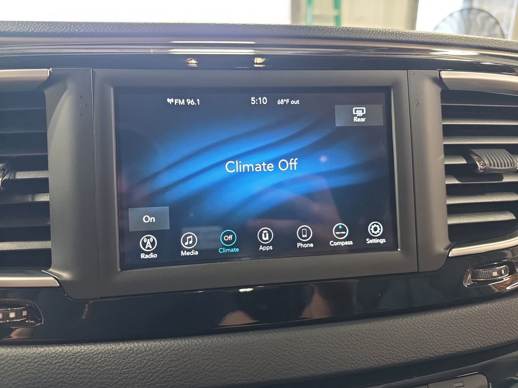 Used 2021 Chrysler Voyager Lxi image 22