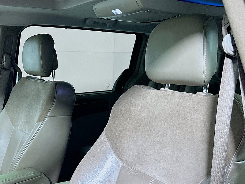 Used 2013 Chrysler Town & Country Limited w/ Luxury Group FWD image 20