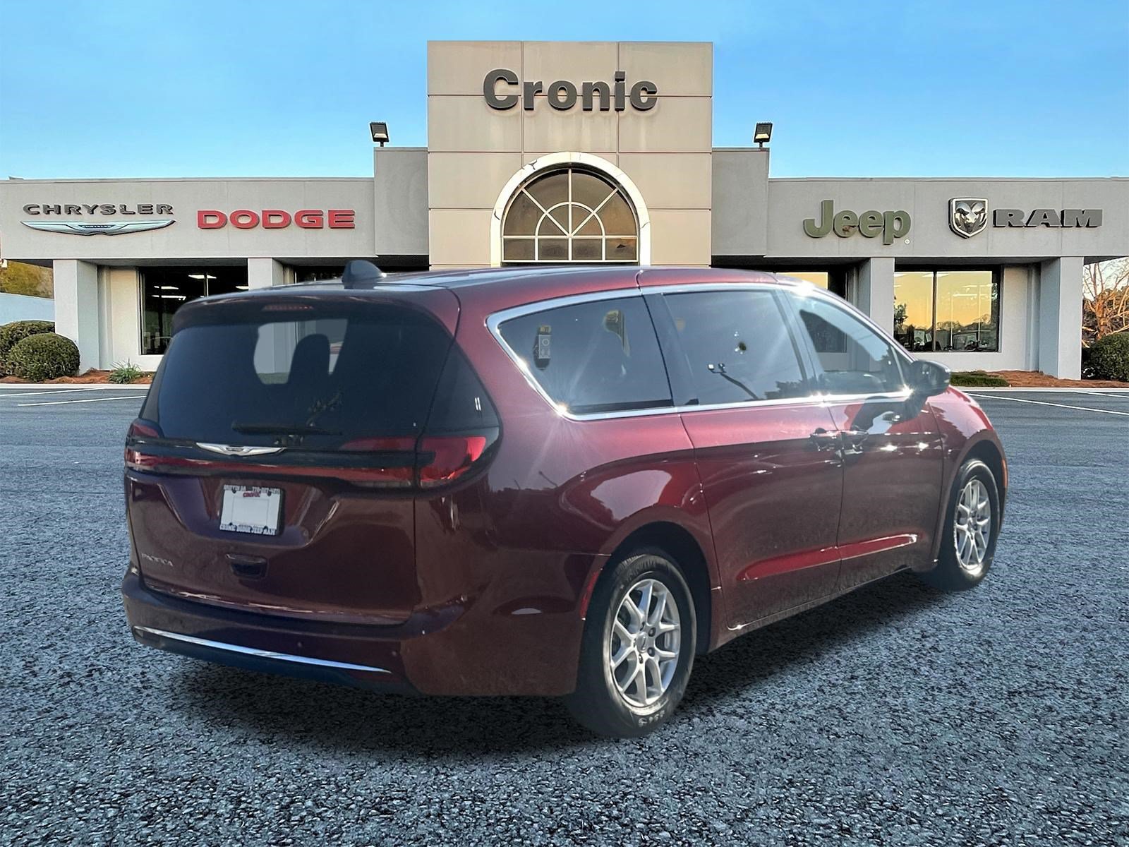 Used 2023 Chrysler Pacifica Touring-L FWD image 3