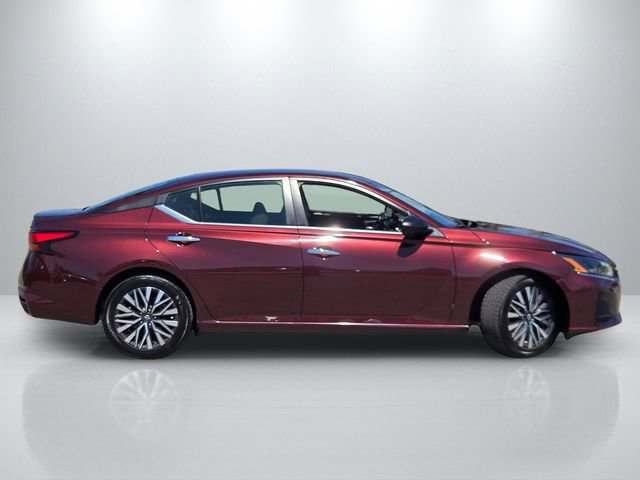 Used 2024 Nissan Altima 2.5 SV FWD image 3