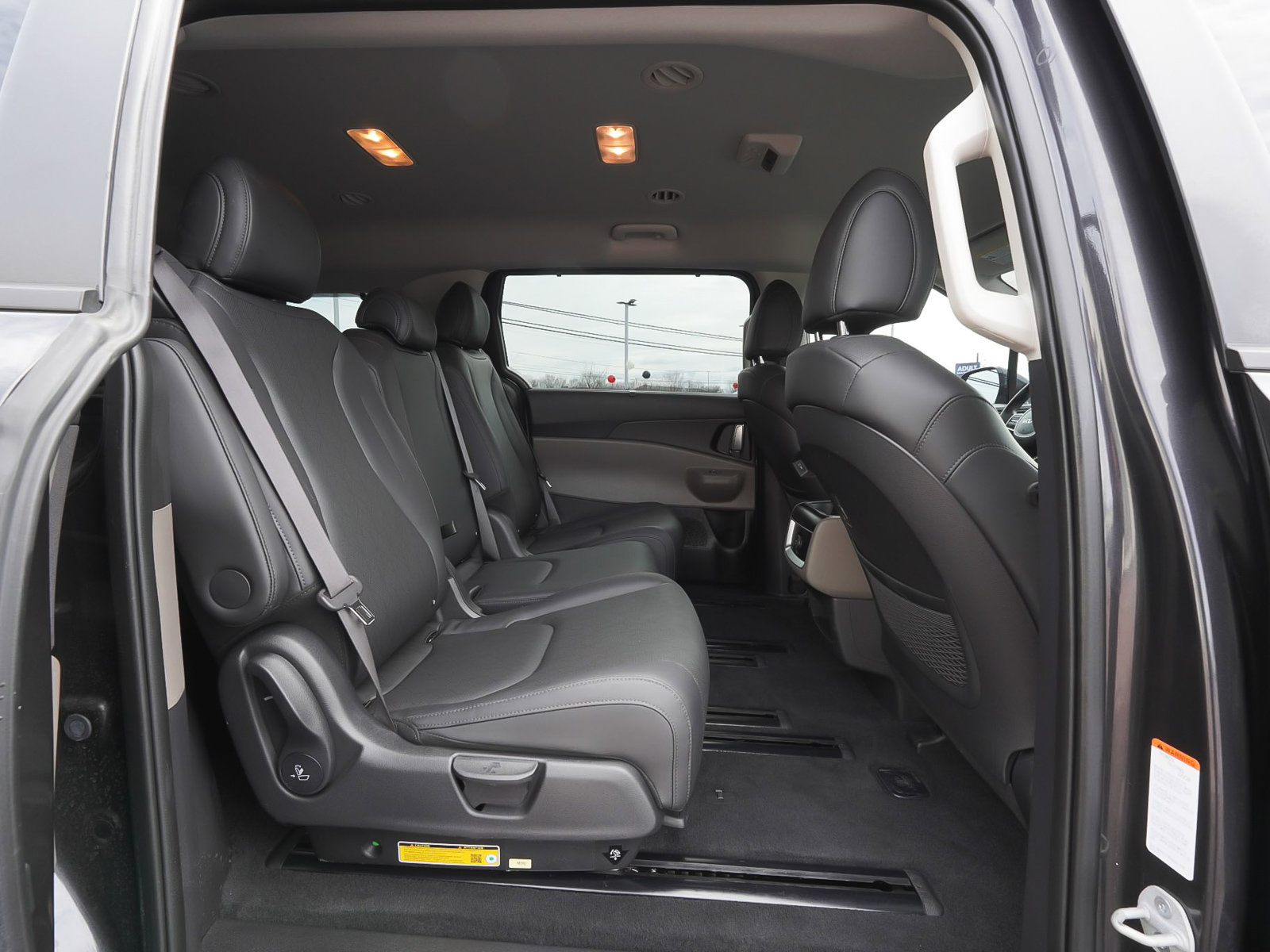 Used 2025 Kia Carnival EX FWD image 39
