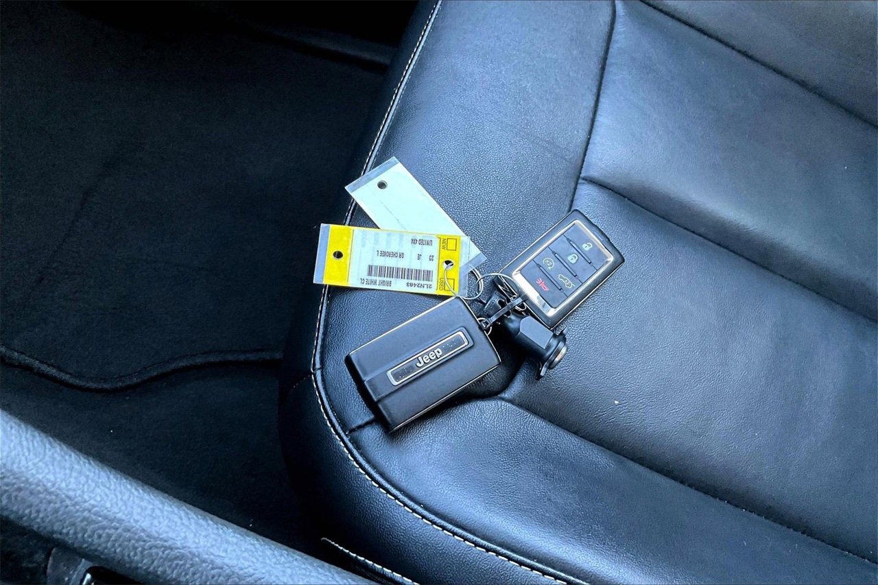 Used 2023 Jeep Grand Cherokee L Limited w/ Black Appearance Package image 32