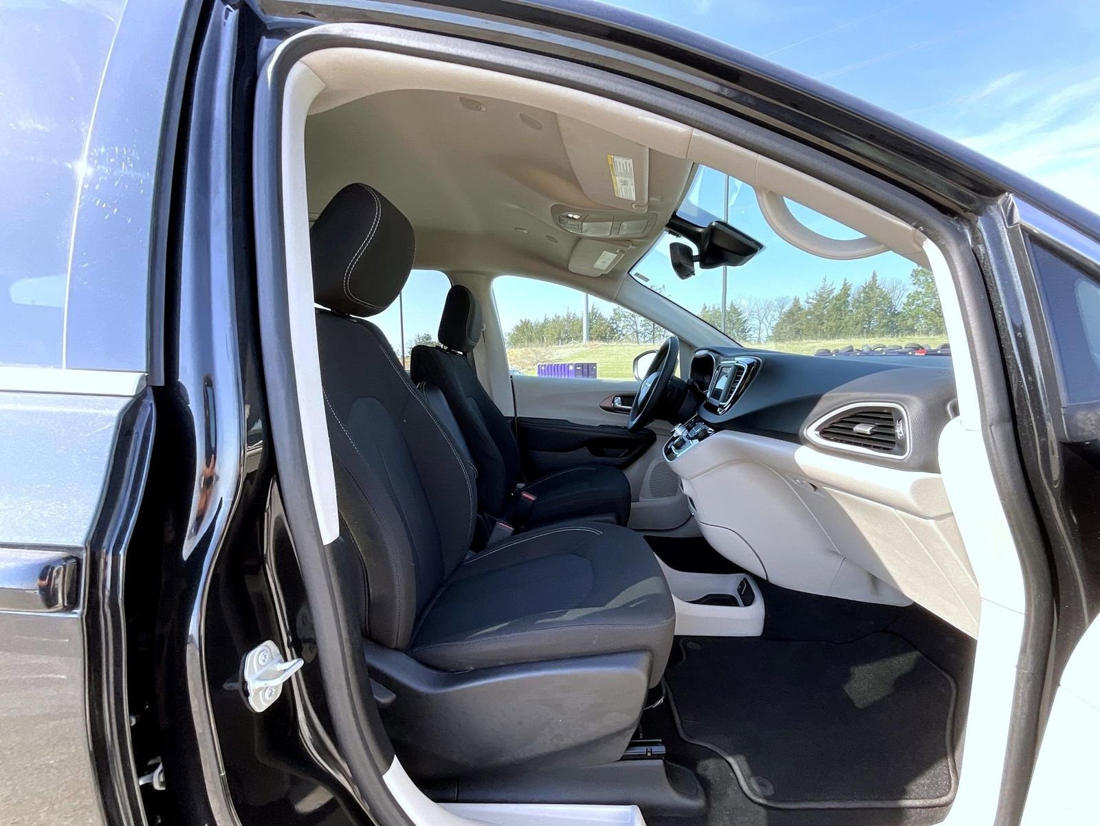 Used 2023 Chrysler Voyager LX image 16