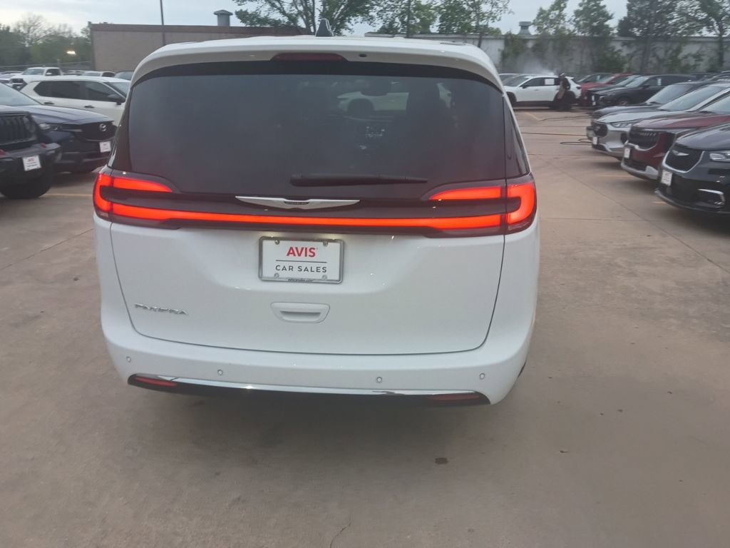 Used 2025 Chrysler Pacifica Select image 10