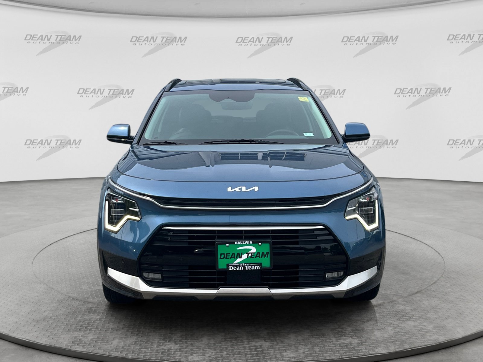 Used 2023 Kia Niro SX Touring FWD image 2