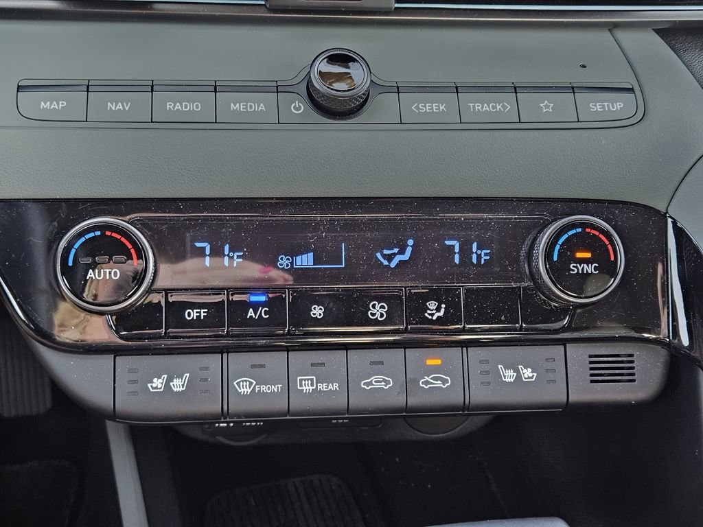 Used 2025 Hyundai Elantra Limited image 15