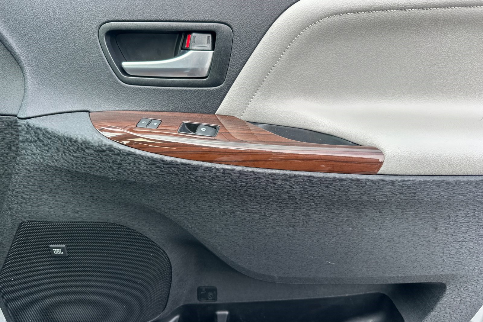 Used 2015 Toyota Sienna Limited Premium image 22